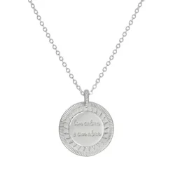 Colar Longo Medalha Vintage com Calma e com Alma Folheado em Ródio Branco