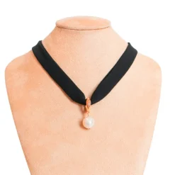 Colar Vick Preto Pingente Pérola Folheado a Ouro 18k