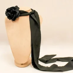 Flor de Pescoço Crepe de Seda Preta